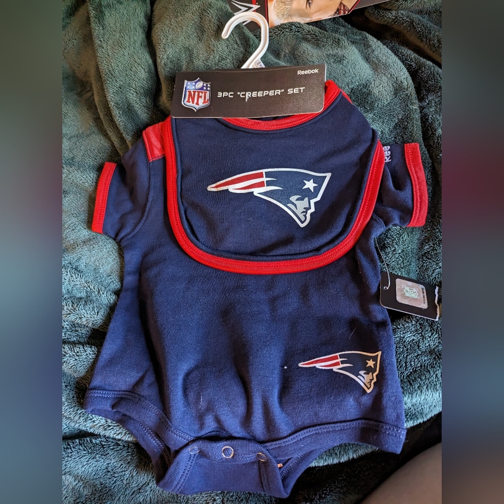 Patriots NFL size 6 to 9 months set Reebok